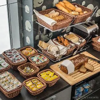 Готель Qubus Жори
